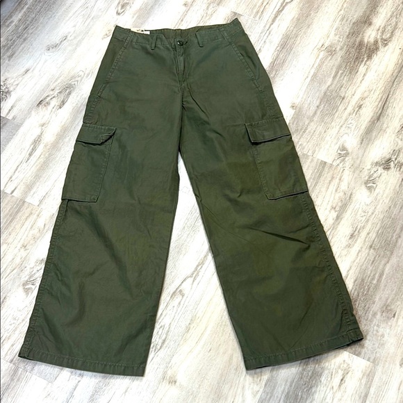 NWT Levi’s Women’s Olive Green Wide Leg Cotton Twill Baggy Cargo Pants Trousers - Picture 1 of 11